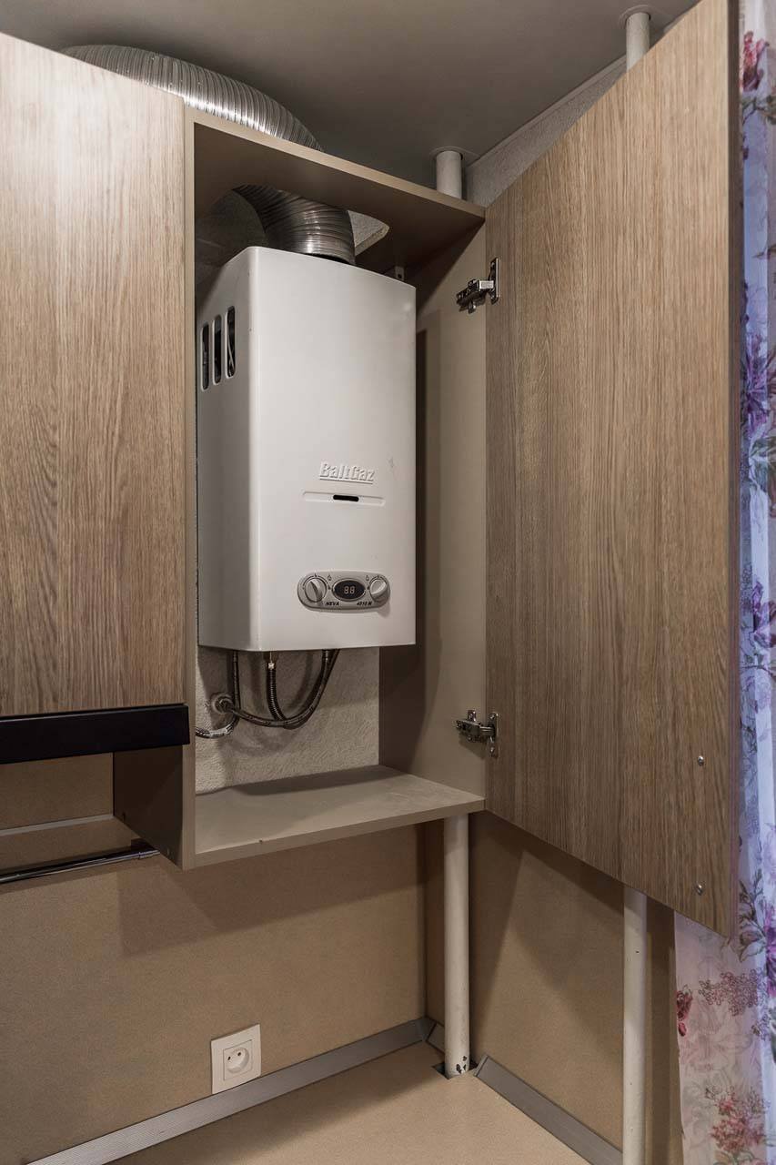 Напольный газовый котел на кухне