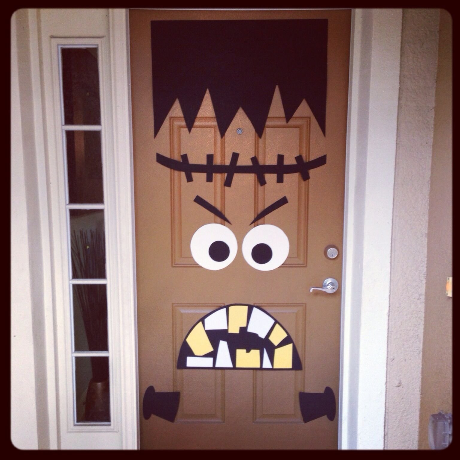 Its door. Украшение двери. Украсить дверь. Украшение на дверь в комнату. Украшение двери на Хэллоуин.