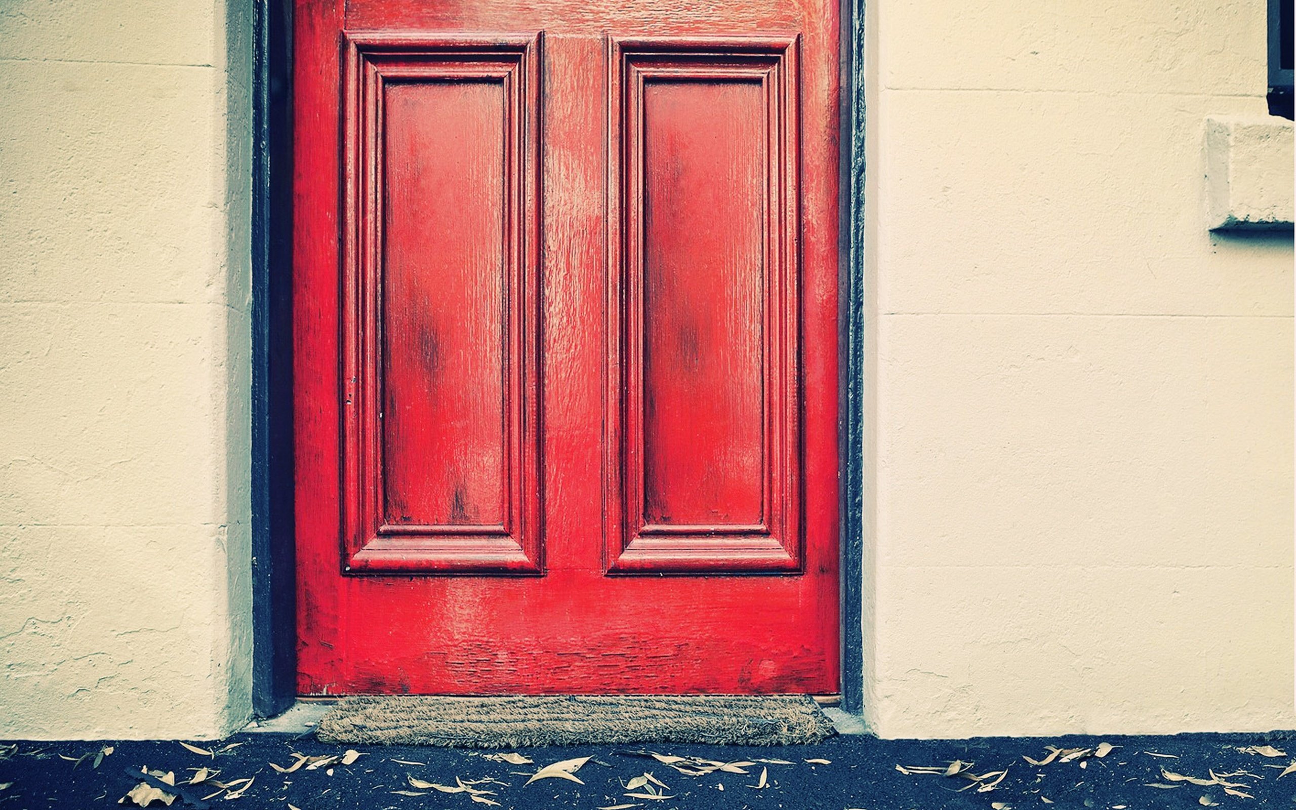 Вторая жизнь дверей. Старинная дверь красная. Двери в реальной жизни. Старинная дверь в комнате. Красная деревянная дверь.