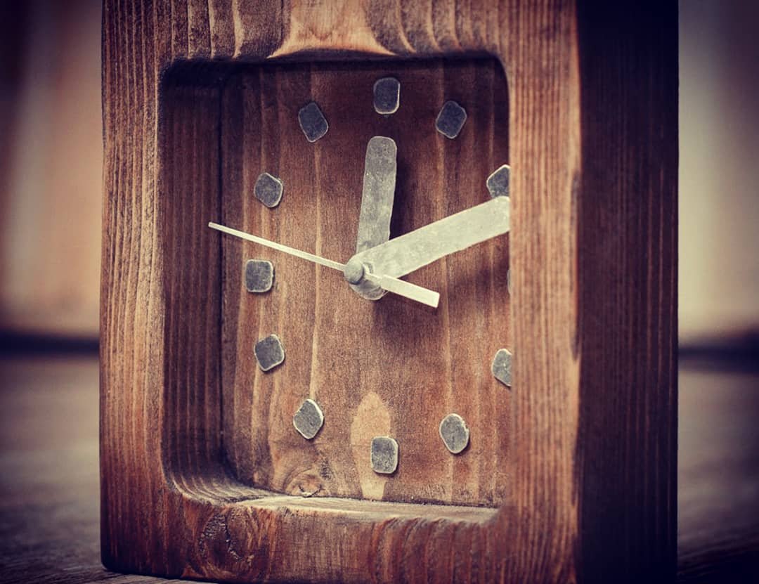 Самодельные настенные. Часы из дерева. Часы настенные деревянные. Креативные часы из дерева. Дизайнерские деревянные часы.
