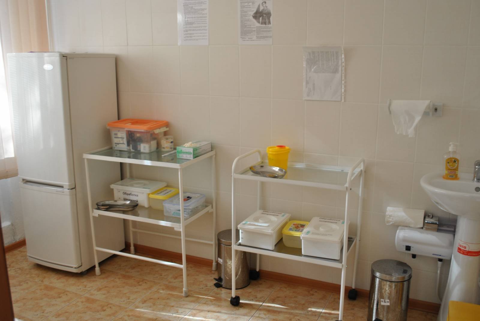 перекрывание стерильного стола в процедурном кабинете