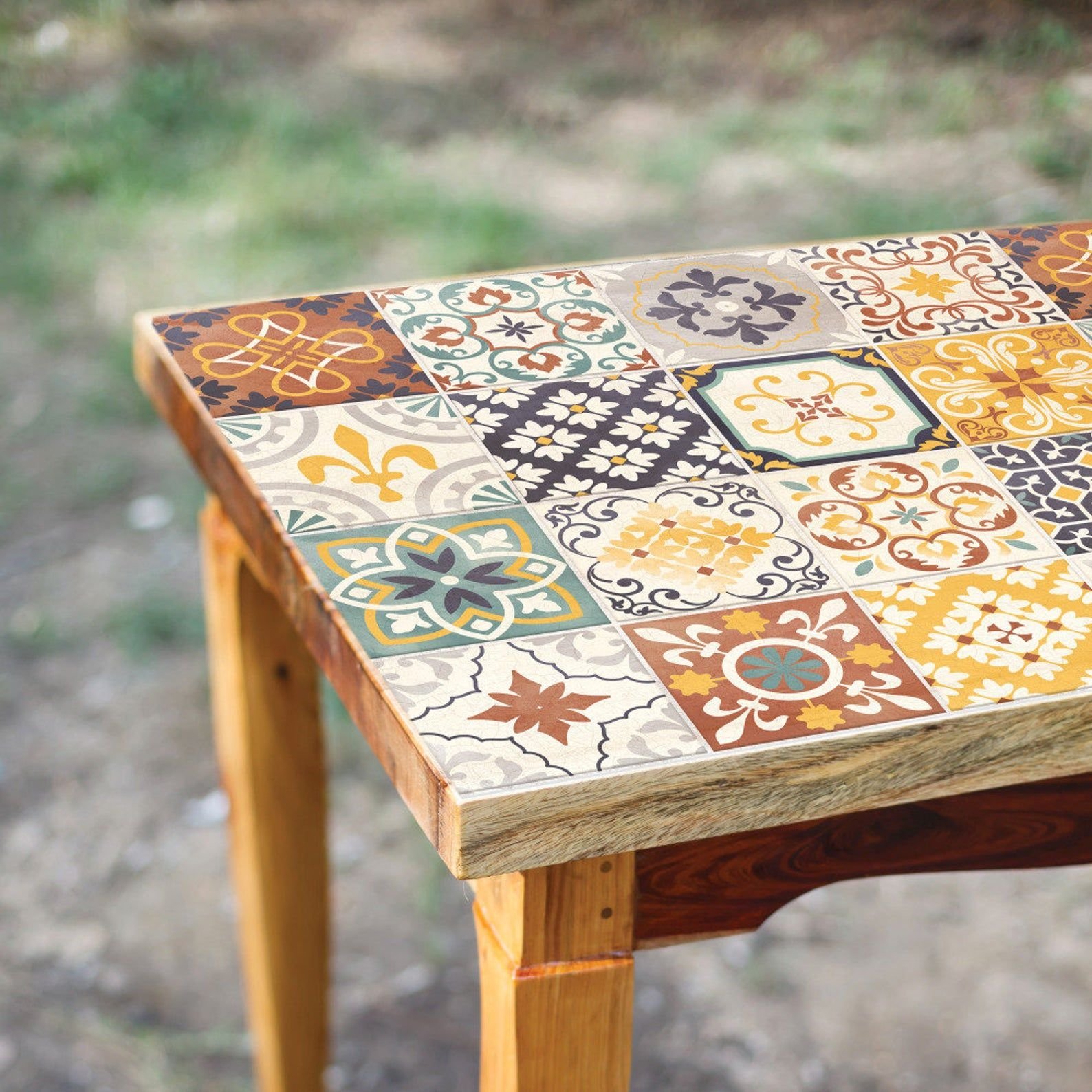 Стол с плиткой керамической