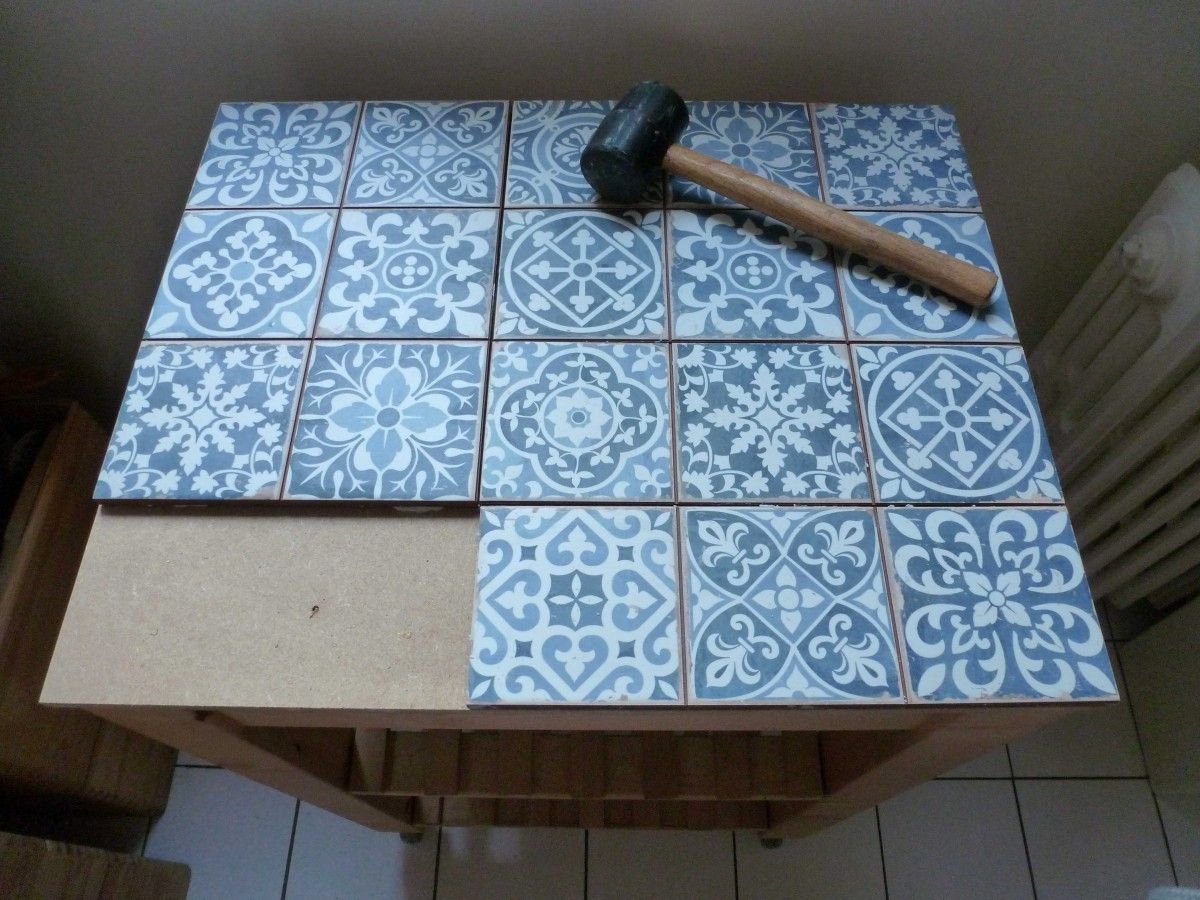 кухонный стол выложенный плиткой