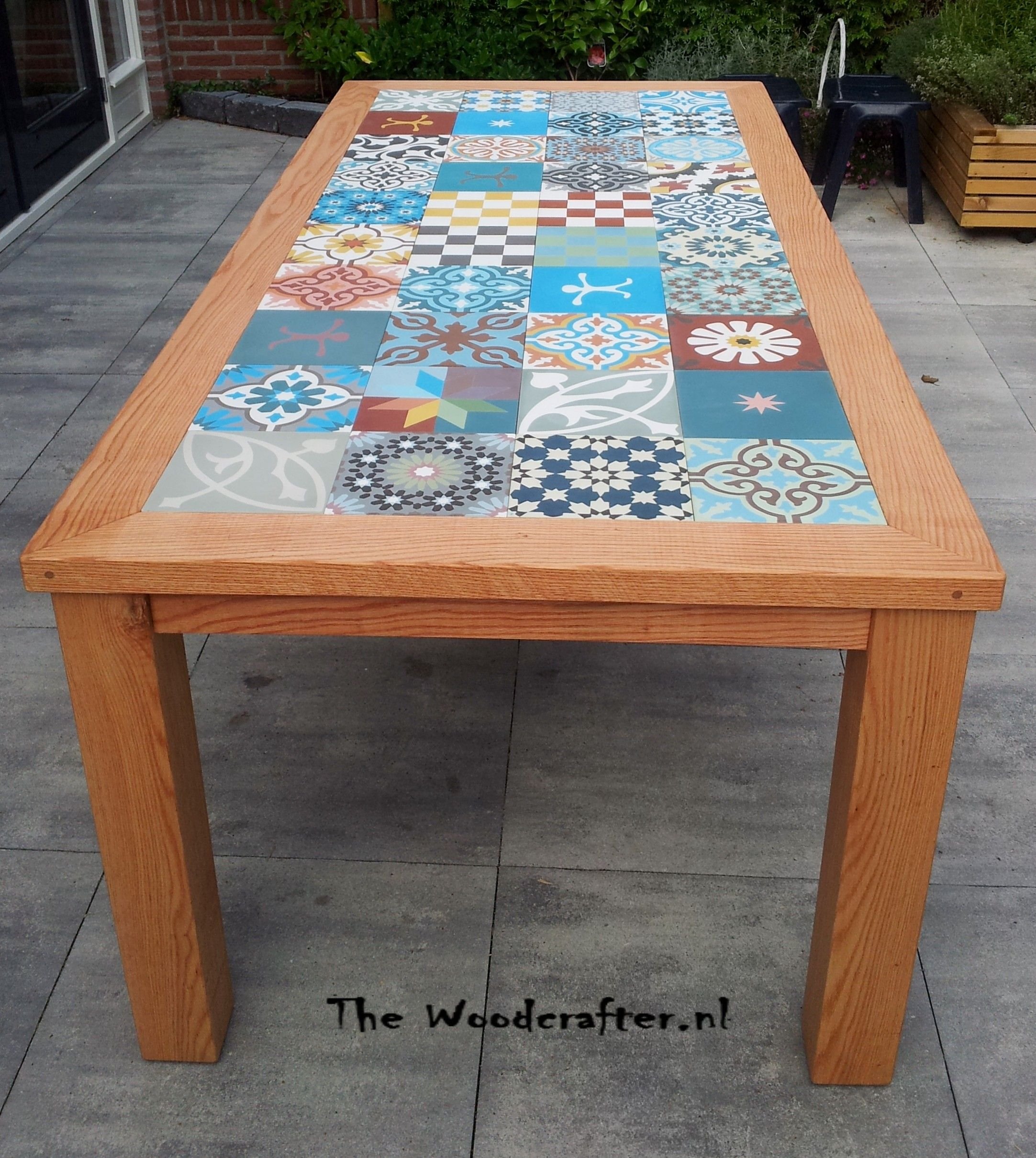 Деревянный стол с керамической плиткой