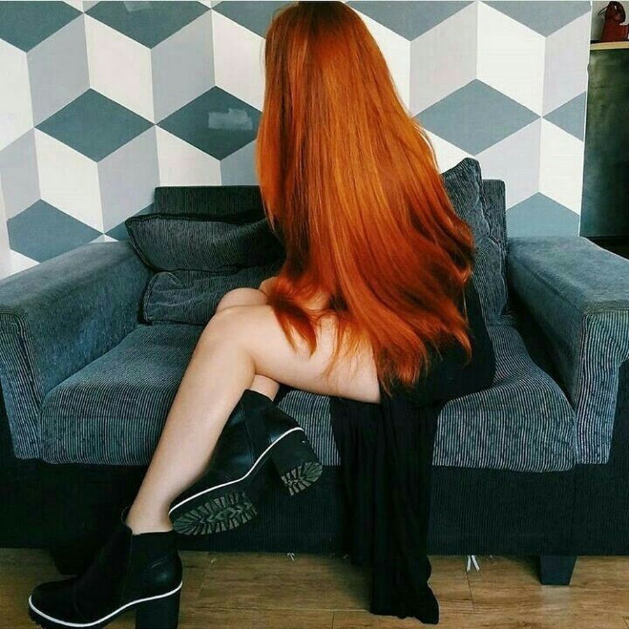 Рыжая девушка с длинными волосами со спины
