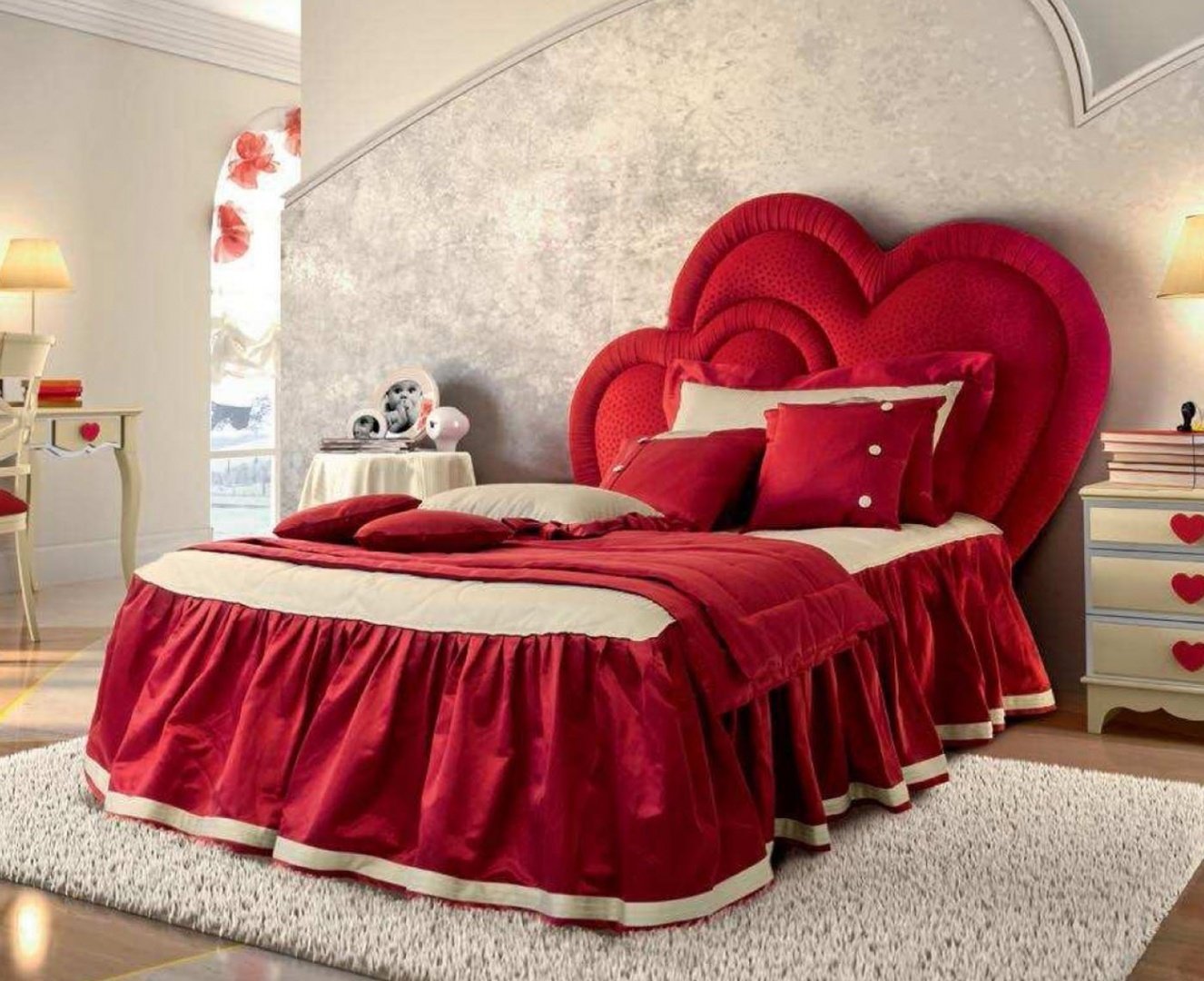 Бывают ли кровати. Кровать сердце. Кровать в форме сердца. Красивые кровати. Красная кровать.
