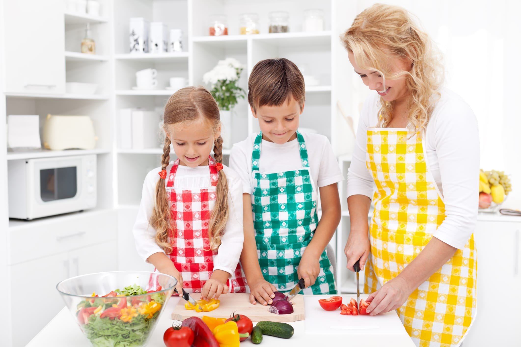 Мама готовит играть. Кухня для детей. Мама с ребенком на кухне. Семья готовит. Семья на кухне.