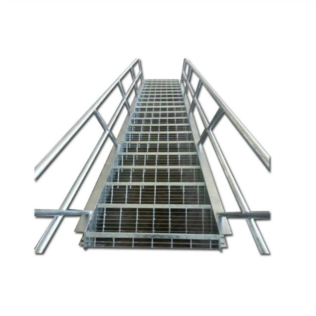 Ступеньки решетки. Приставная лестница ПВЛ 3 ступени + площадка 600 мм.. Металлические лестничные решетки. Металлическая решетчатая ступенька. Решетчатая лестница металлическая.