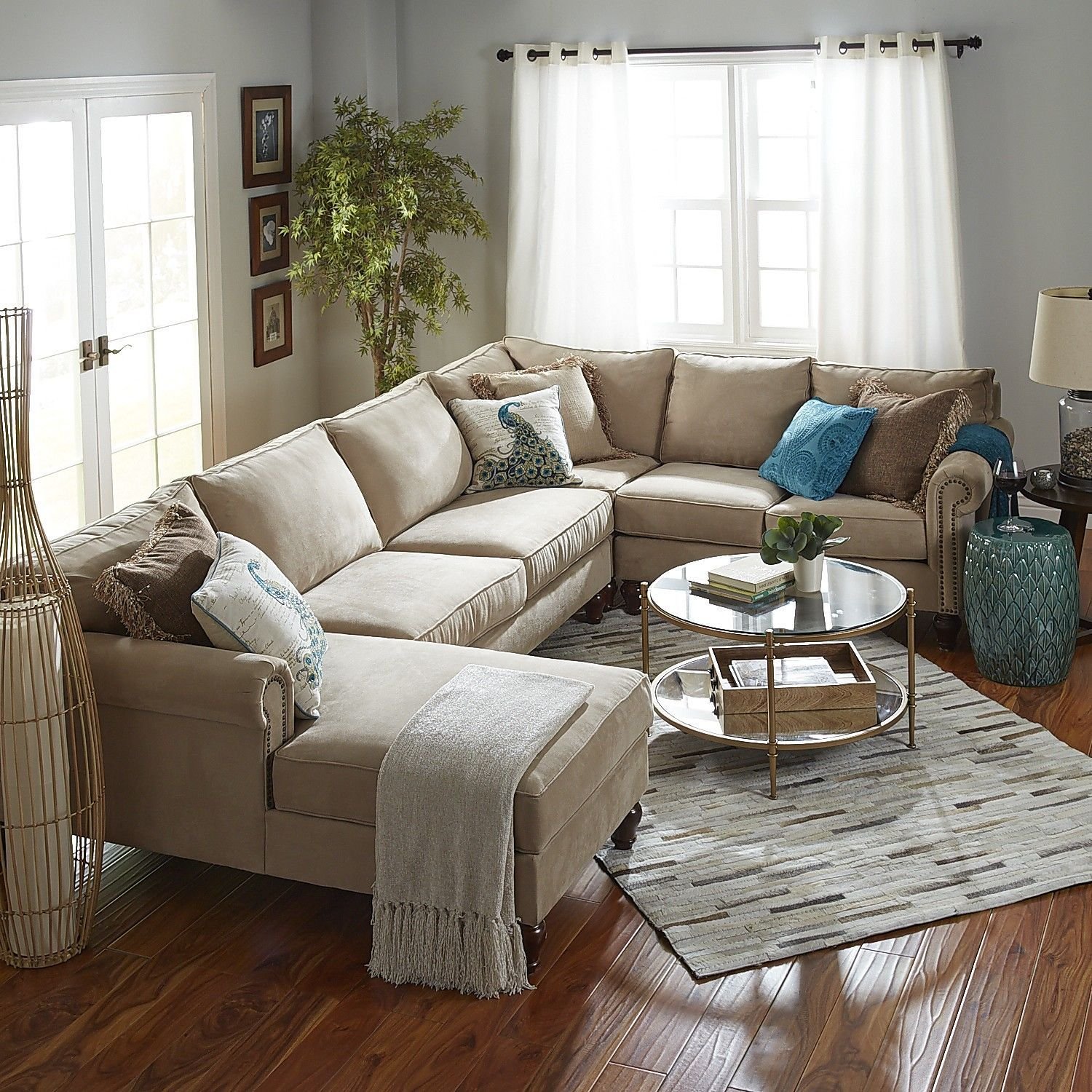 Кофейные диваны. Светло кофейный диван в интерьере. Кофейный диван в современном интерьере. Кафенный диваны. Диван кофейный квадраты.
