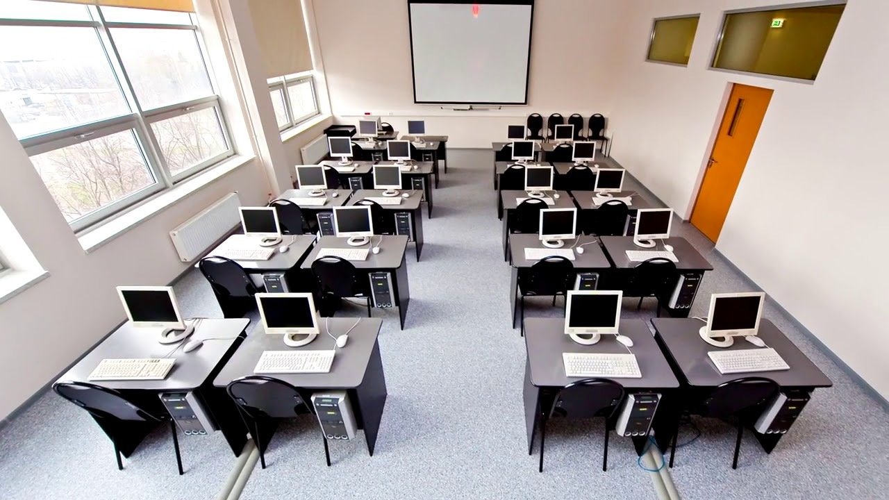 Компьютерные классы для курсов. Современные компьютерные классы. Современный компьютерный класс. Столы для компьютерного класса. Современный класс в школе.