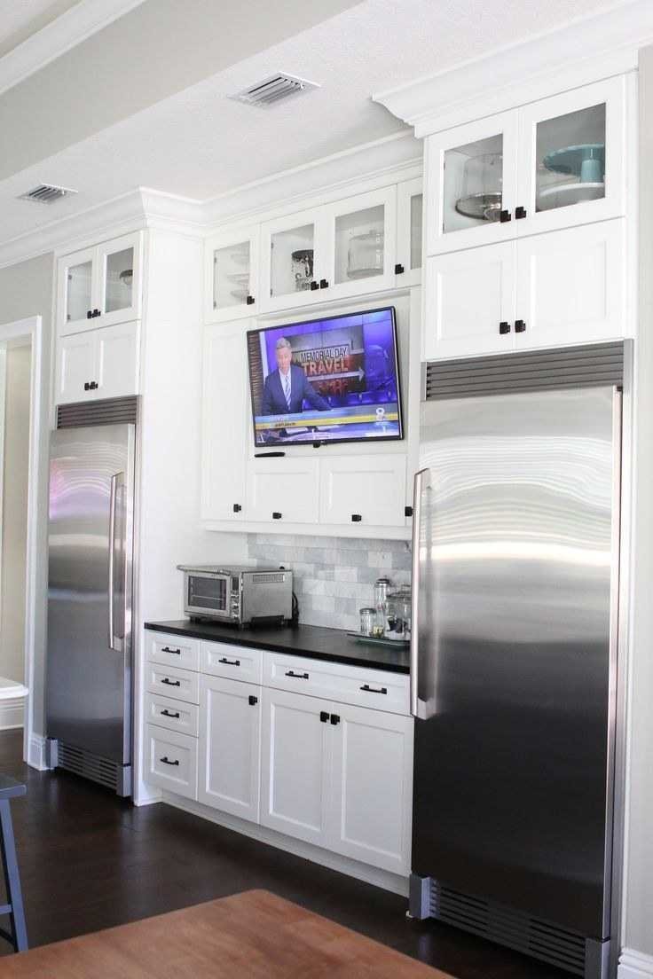 Угловая кухня с телевизором