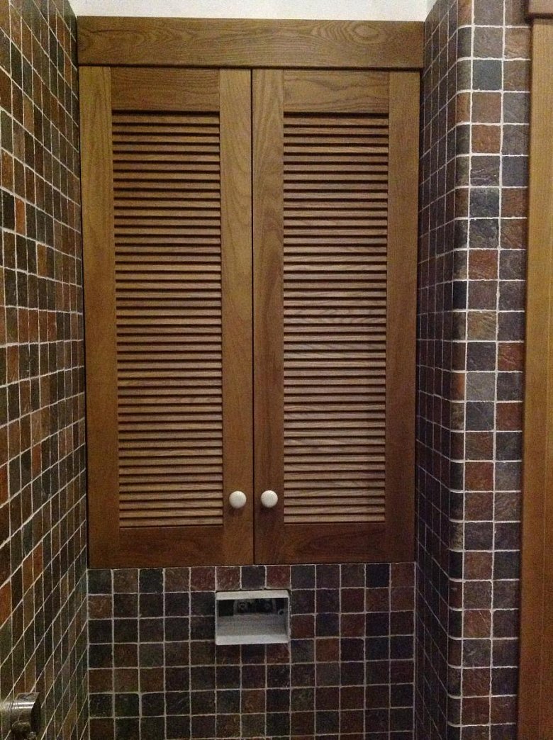 Жалюзийные двери для шкафа в туалете
