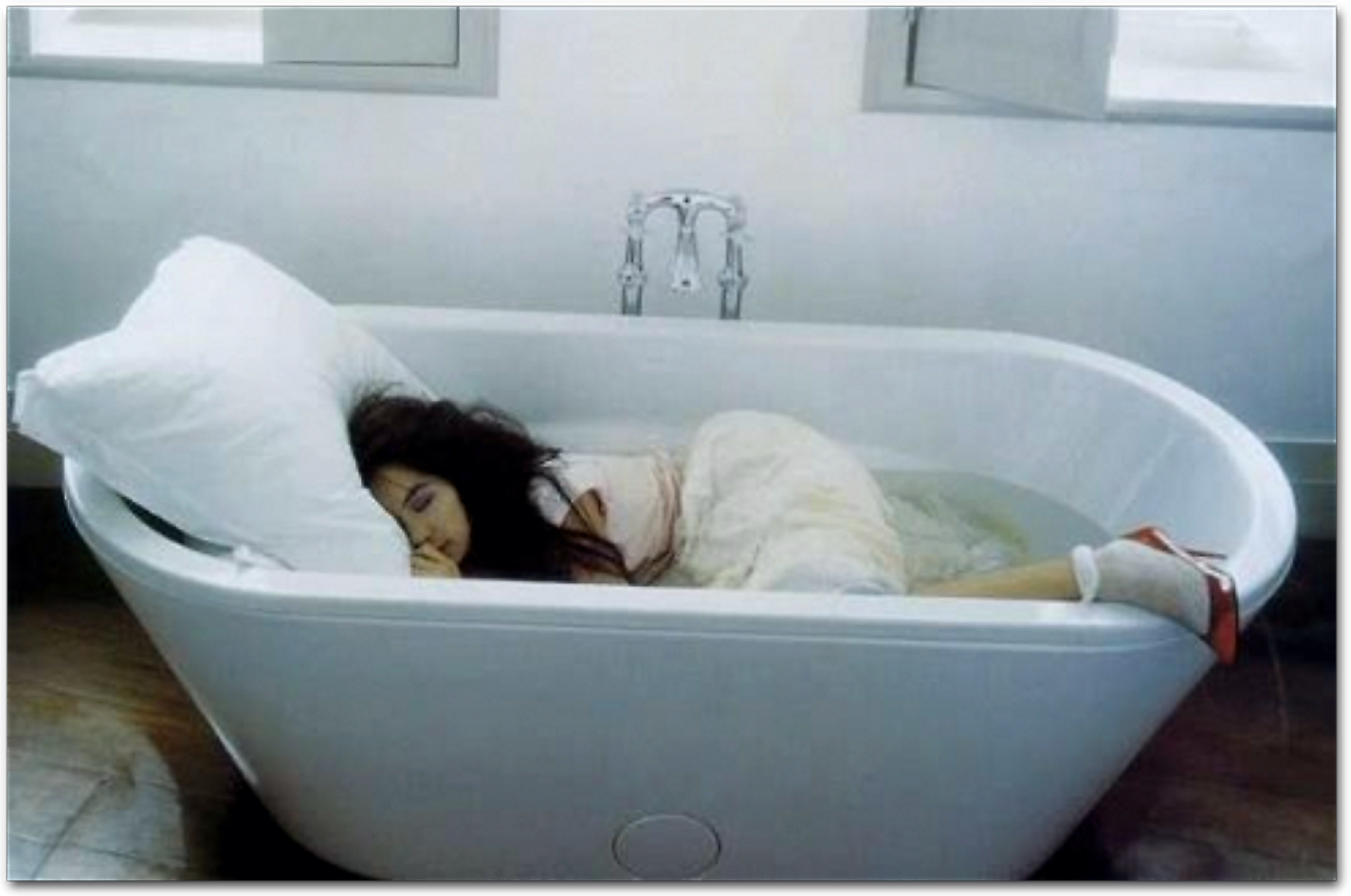 Ванна с водой во сне. Человек лежит в ванне.