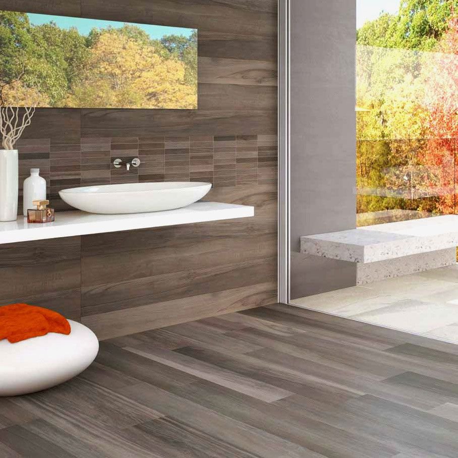 Маленькая ванна с деревянным полом