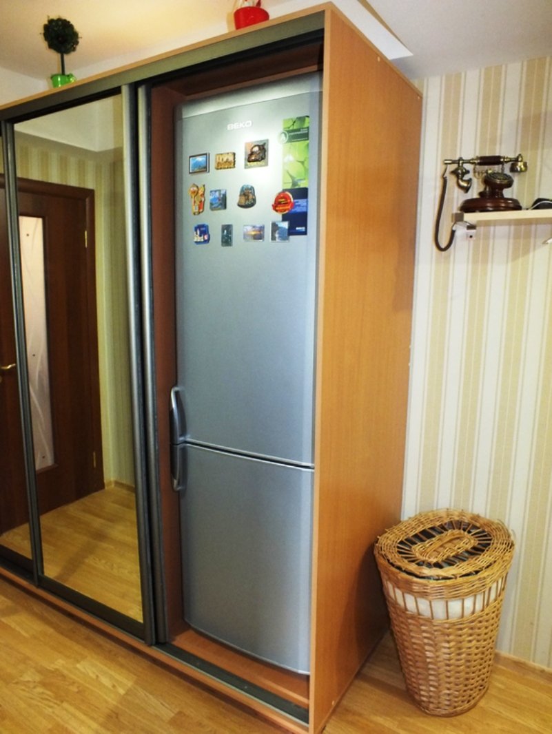 Встроенный холодильник в прихожей