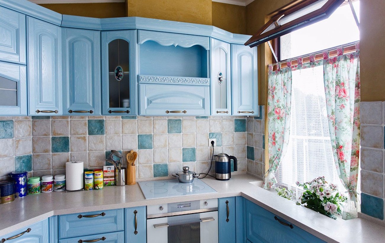 Можно покрасить фасады кухни. Голубые крашеные фасады кухни. Покрасить кухонный гарнитур. Перекрасили кухонный гарнитур. Перекраска кухонных фасадов.