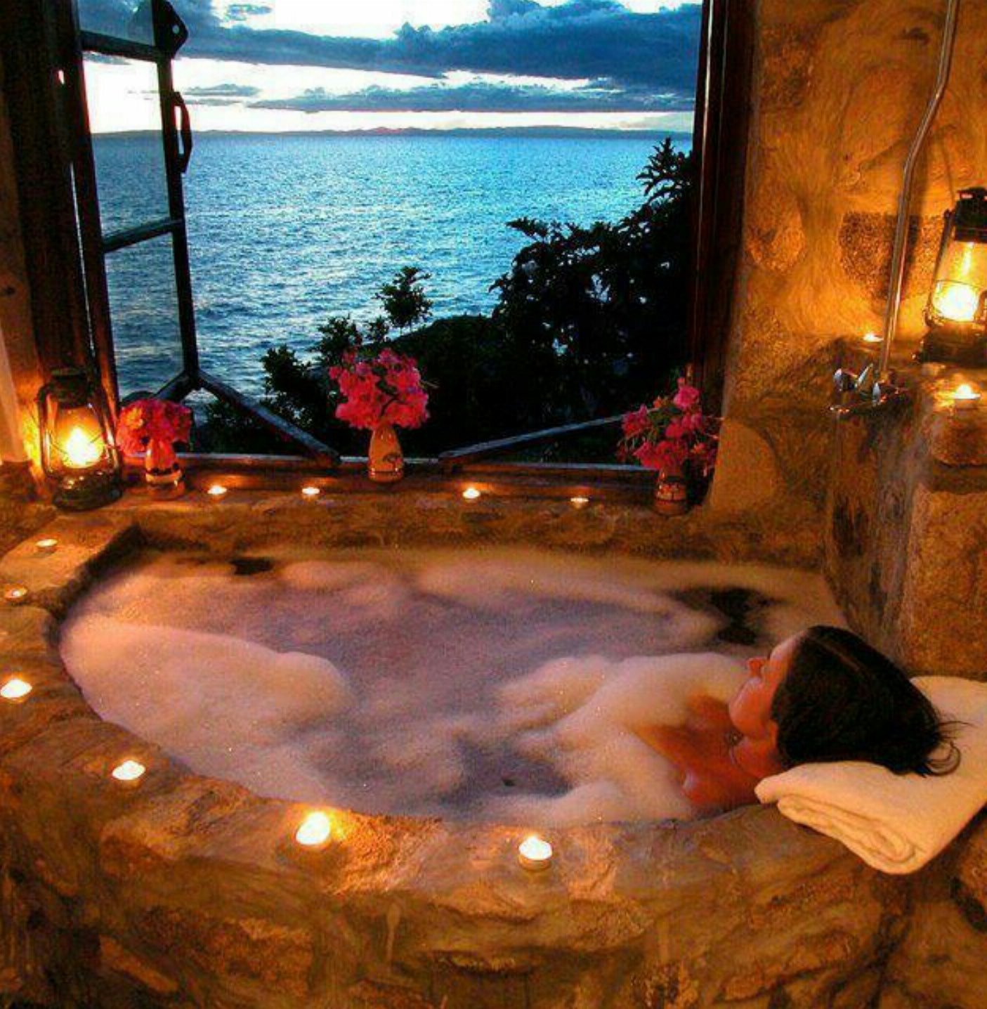 Кровать в ванной комнате. Виды джакузи. Романтический джакузи. Ванна со свечами. Джакузи с лепестками.