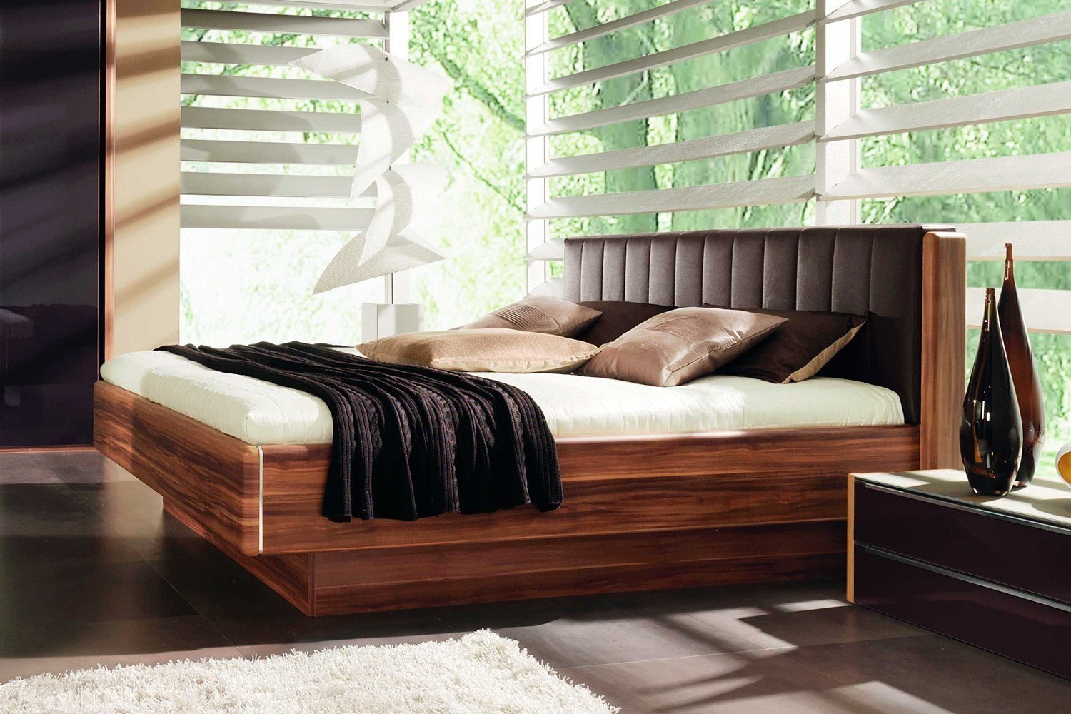 Кровать массив подъемным. Кровать с деревянным изголовьем. Кровать двуспальная деревянная. Современные кровати из дерева. Кровать из дерева двуспальная.