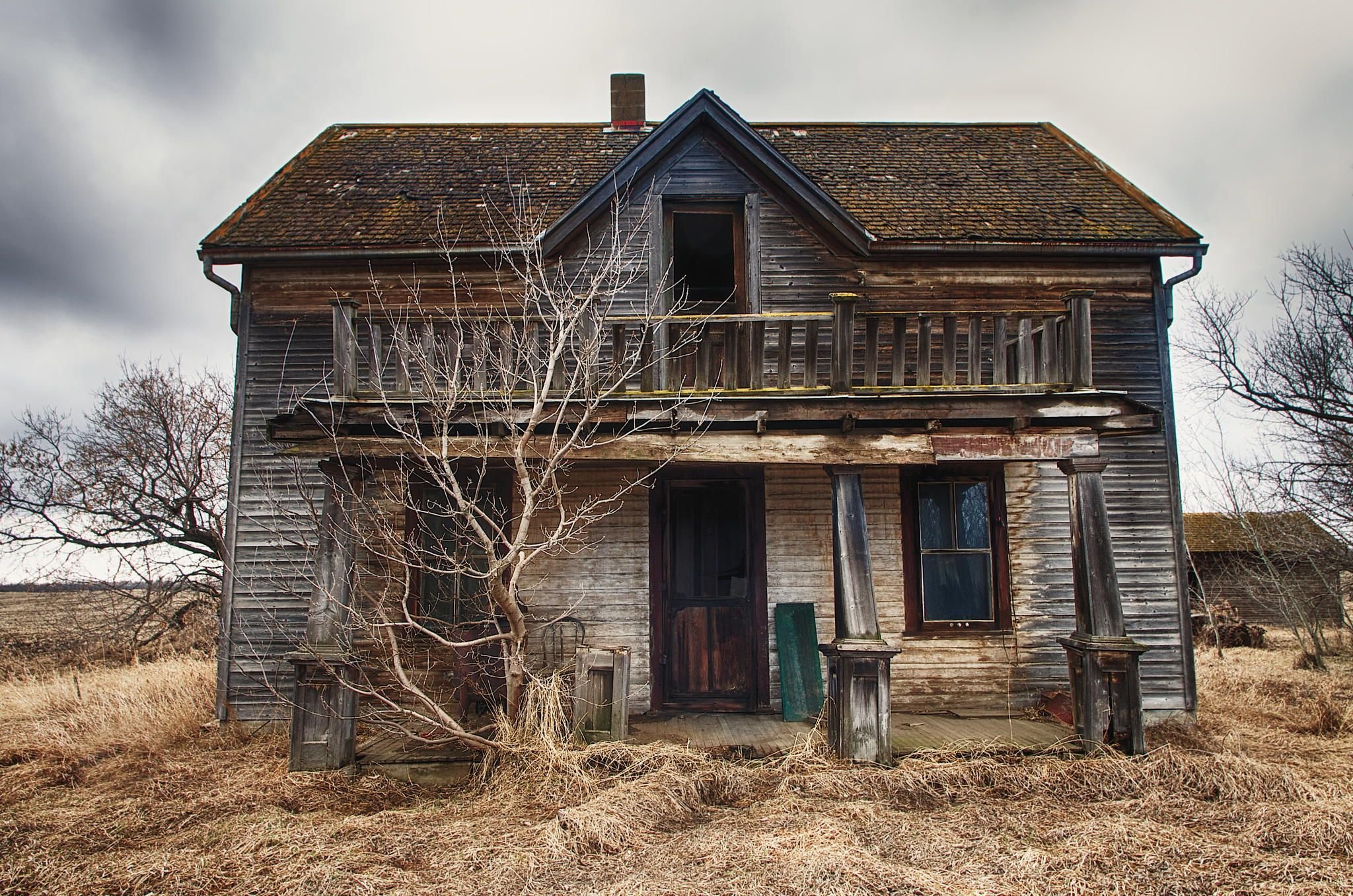 Старый дом разрушен. Посёлок Хэлтон Гилл Англия старый особняк. Заброшенный дом в Уимберли Техас. Дом Джона Лоусона. Старый деревянный дом.