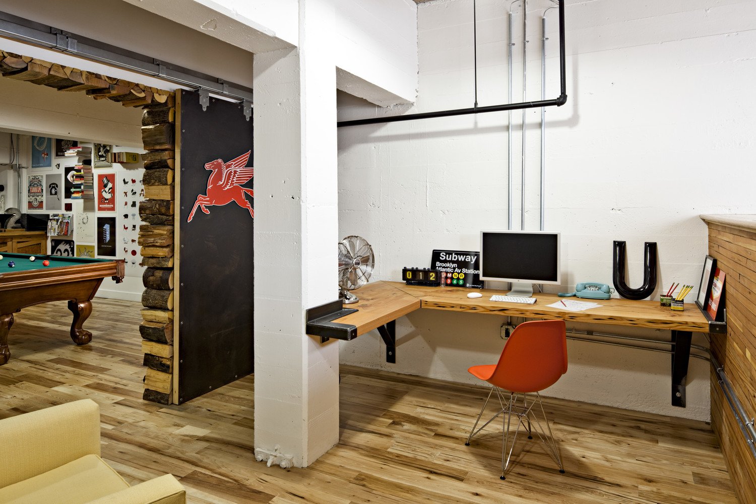 Creative space. Креативный интерьер офиса. Рабочее место дизайнера. Интерьер кабинета в стиле лофт. Креативное пространство.
