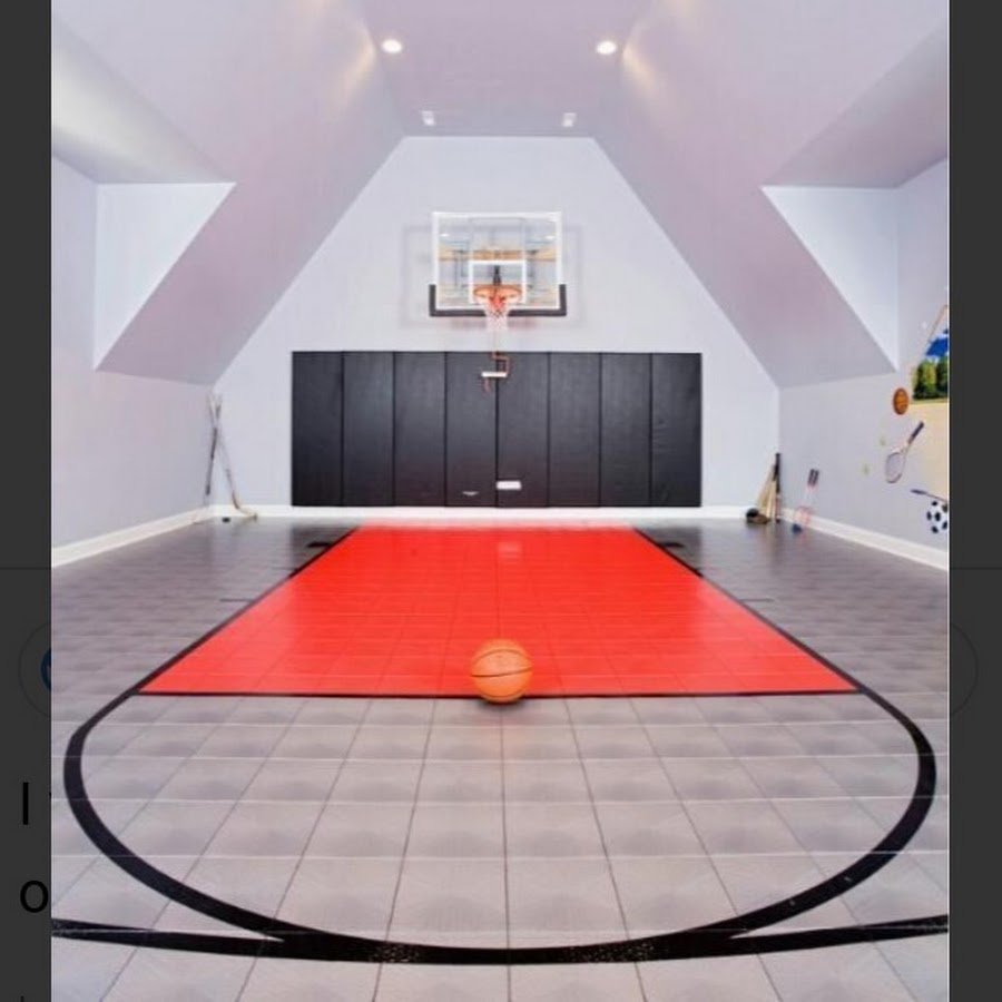 Дом с баскетбольной площадкой