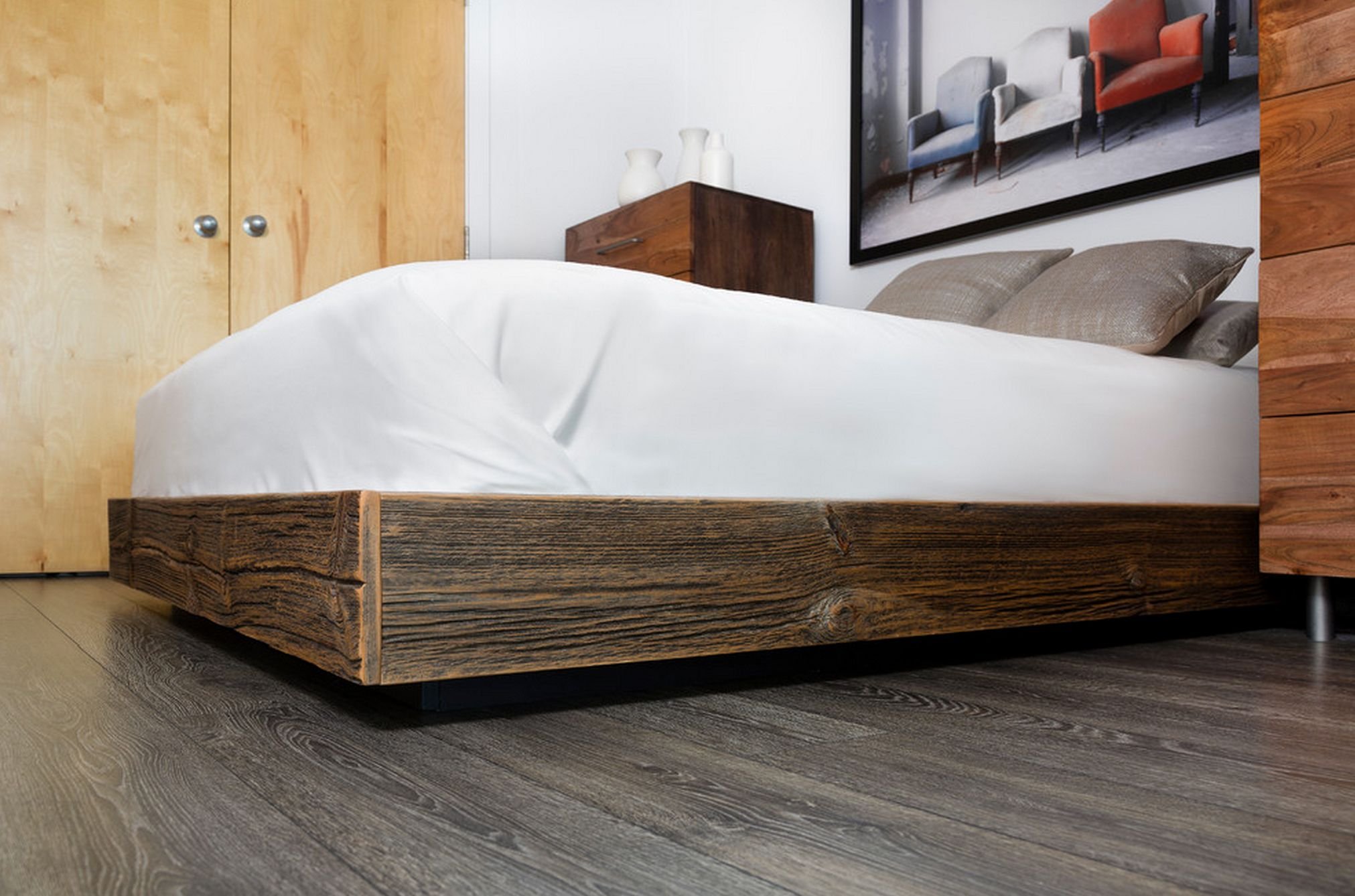 Кровать без ножек на полу в лофт стиле
