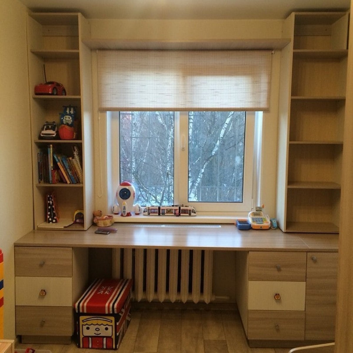 мебель для детской встроенная у окна