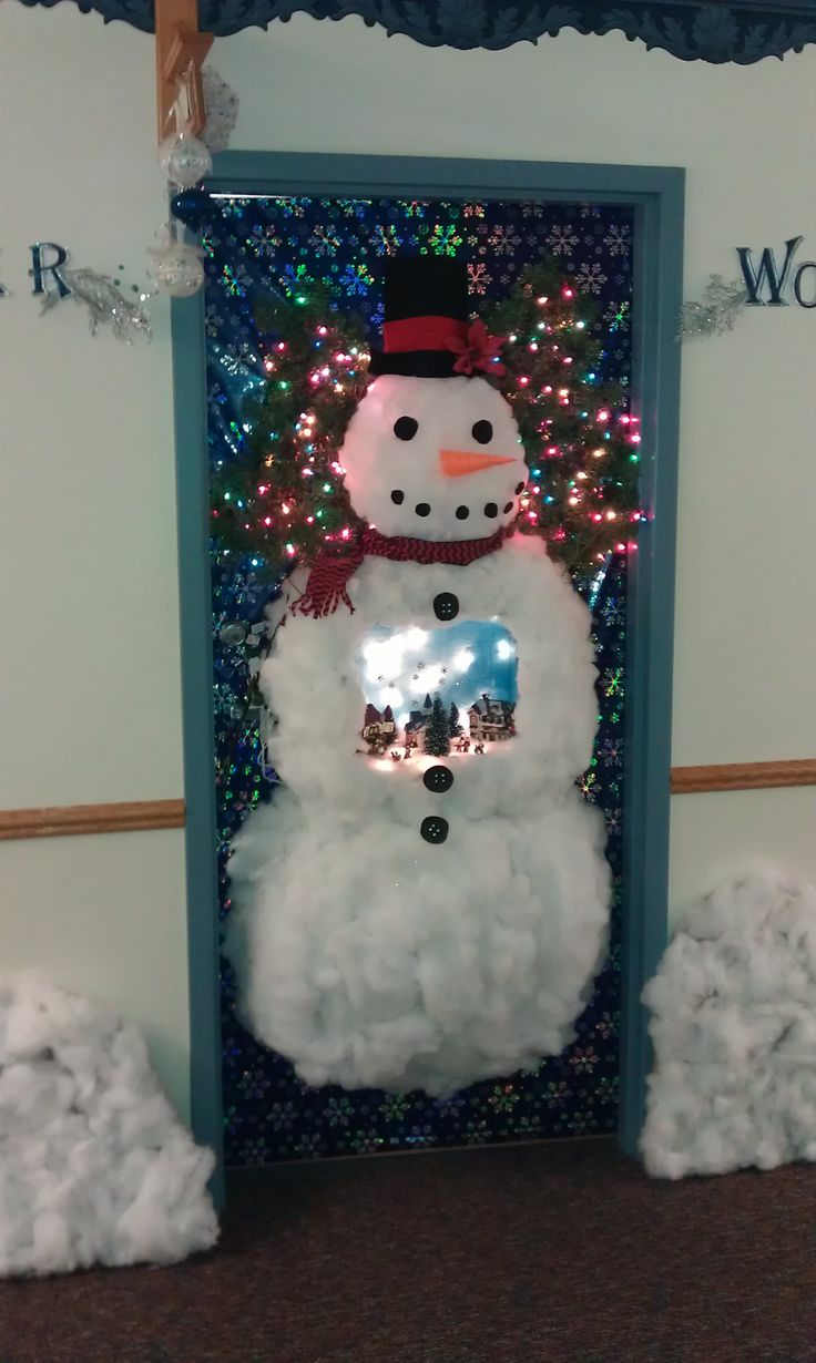 Новогодняя дверь в детском саду