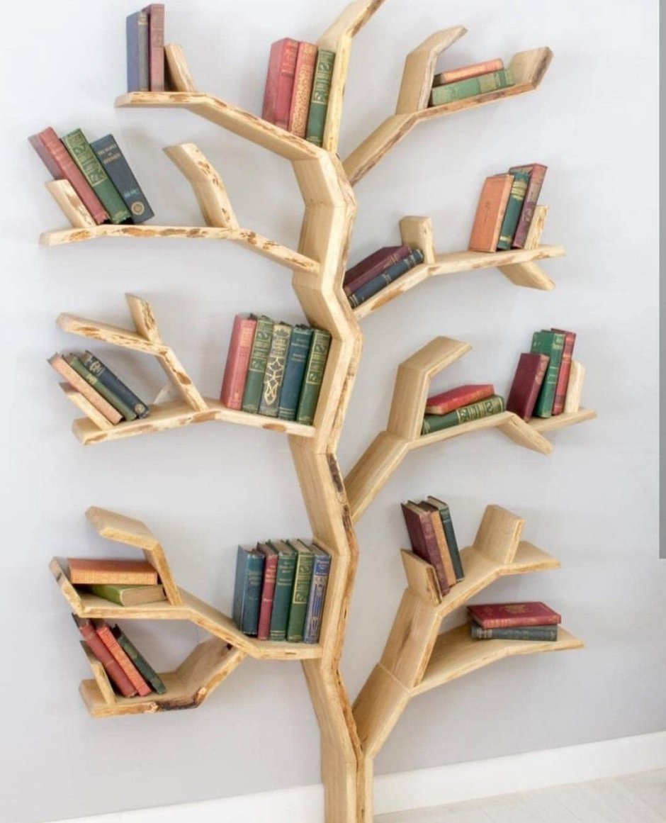 Первые книжные полки из дерева