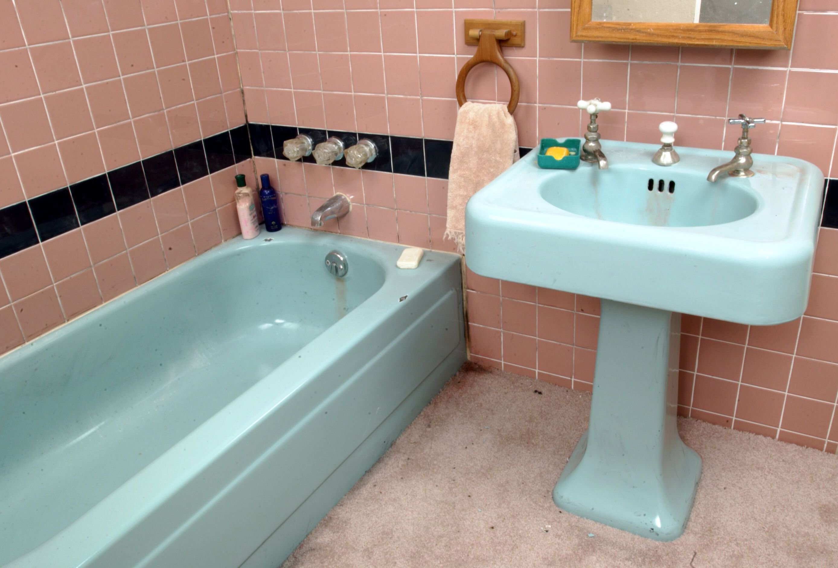 Покрасить плитку в ванной. Окрашенная плитка в ванной. Красим плитку в ванной. Старая ванная.