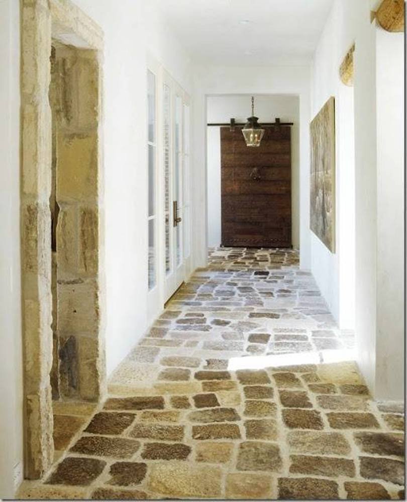 Каменная плитка в коридоре