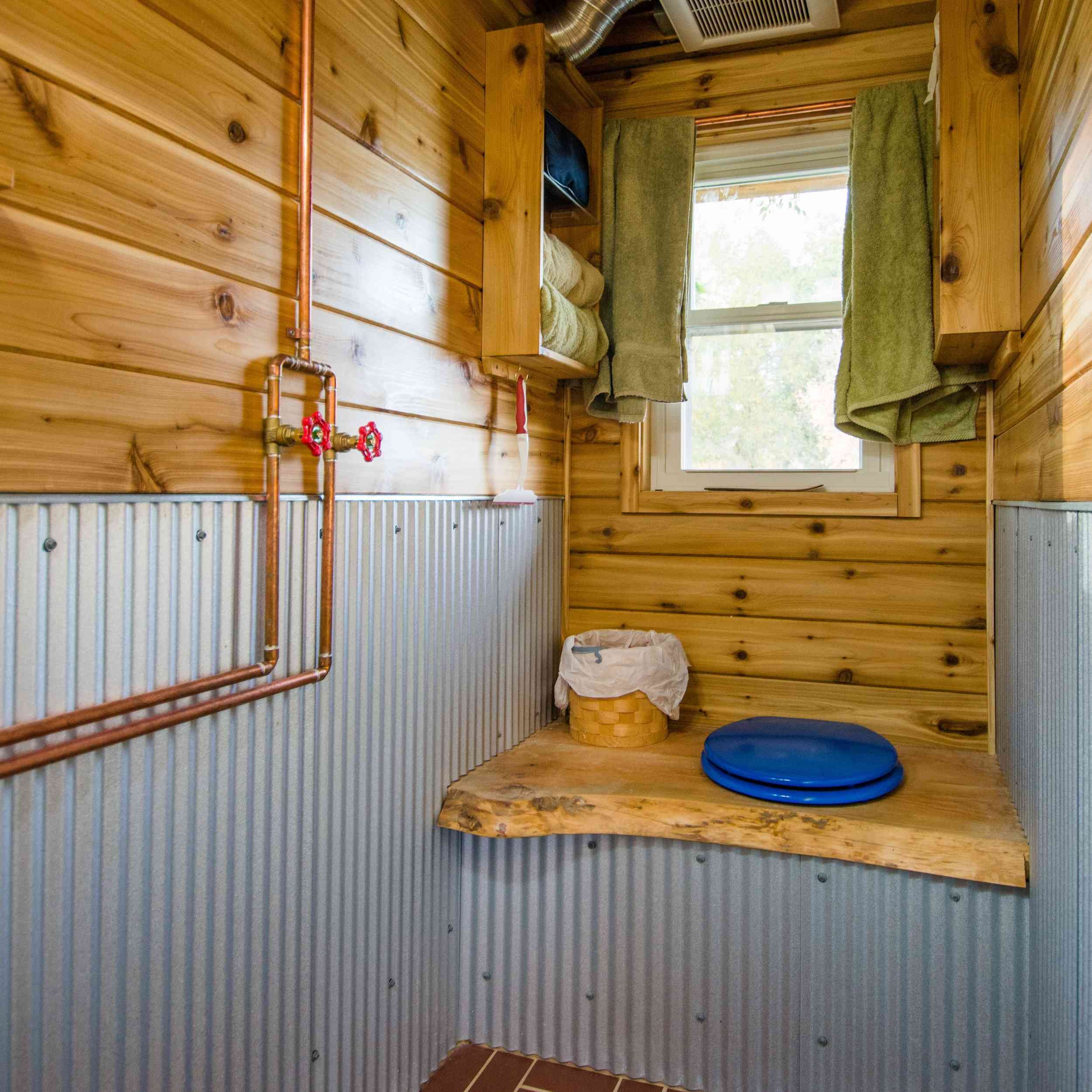 Пристройка туалета и ванны к деревянному дому