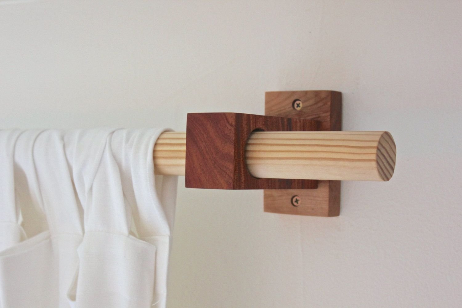 Выбор и изготовление своими руками деревянного карниза для штор