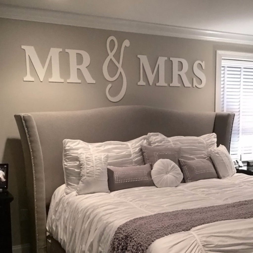 Mr & Mrs над кроватью