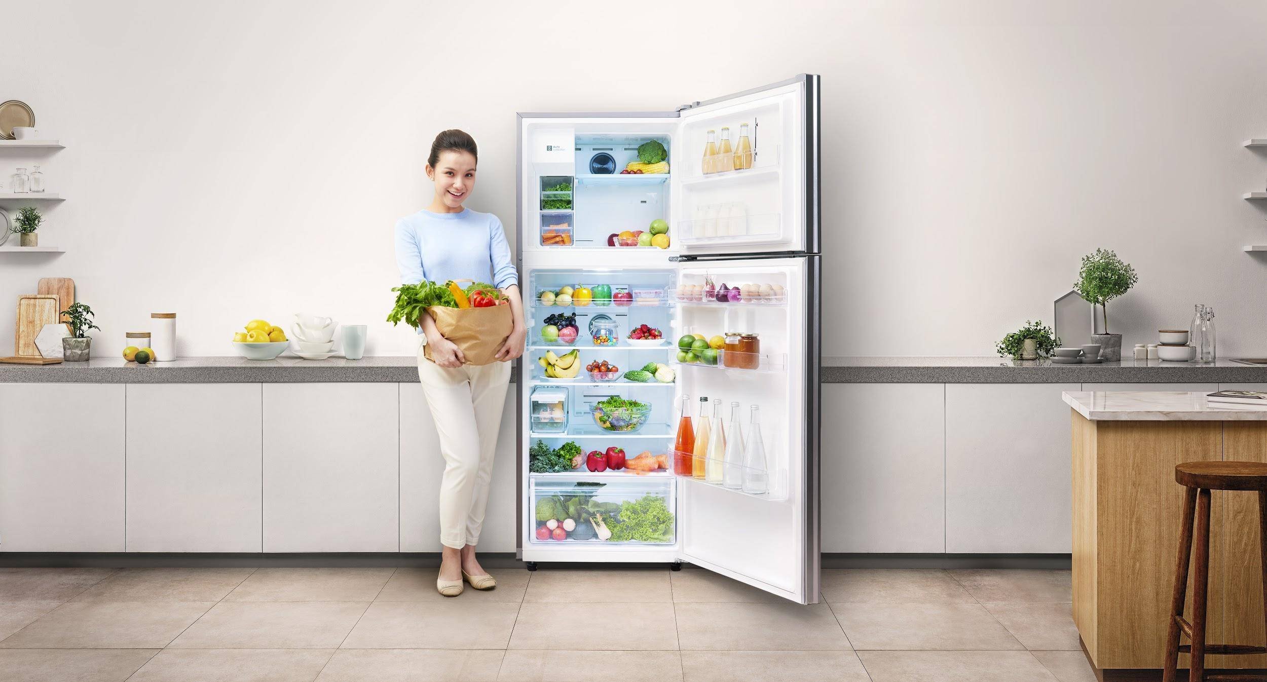 Почему в домашние холодильники. Холодильник Samsung rsh7unbp. Фон кухня холодильник. Реклама холодильника. Огромный холодильник для дома.