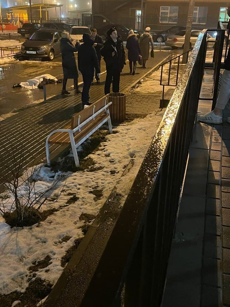 В Тихвине парень выпал с 14 этажа