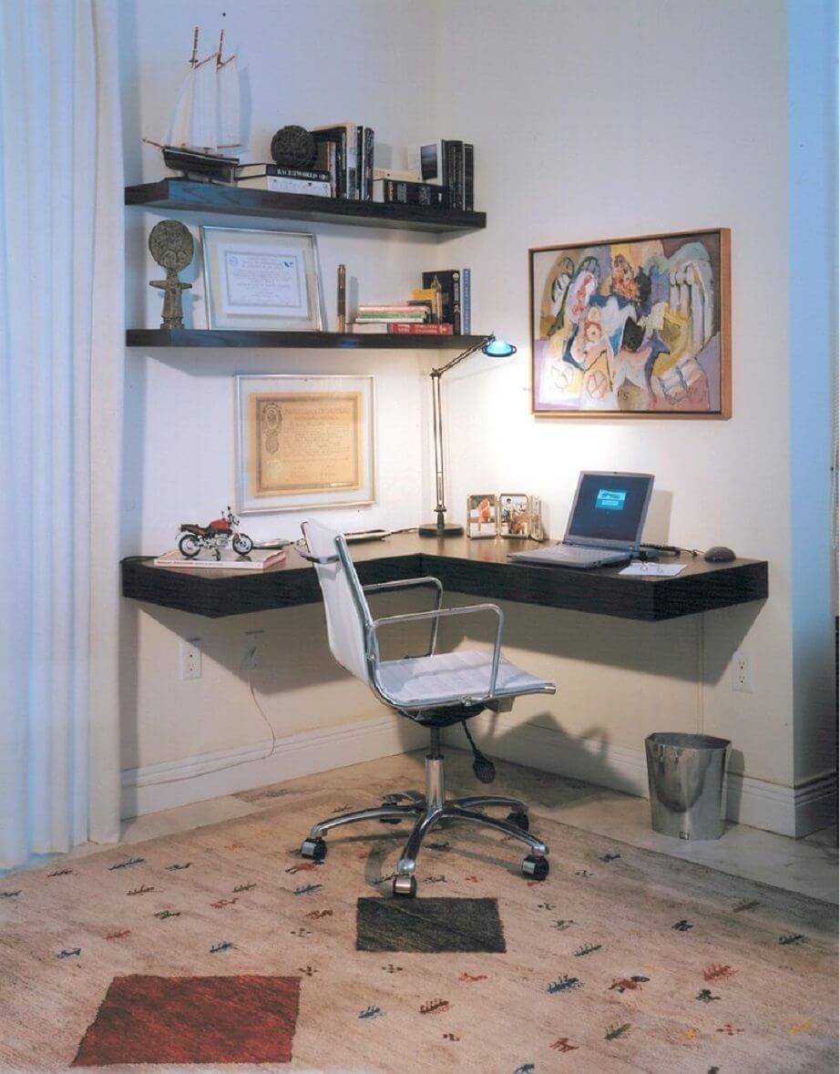 Письменный стол в углу комнаты