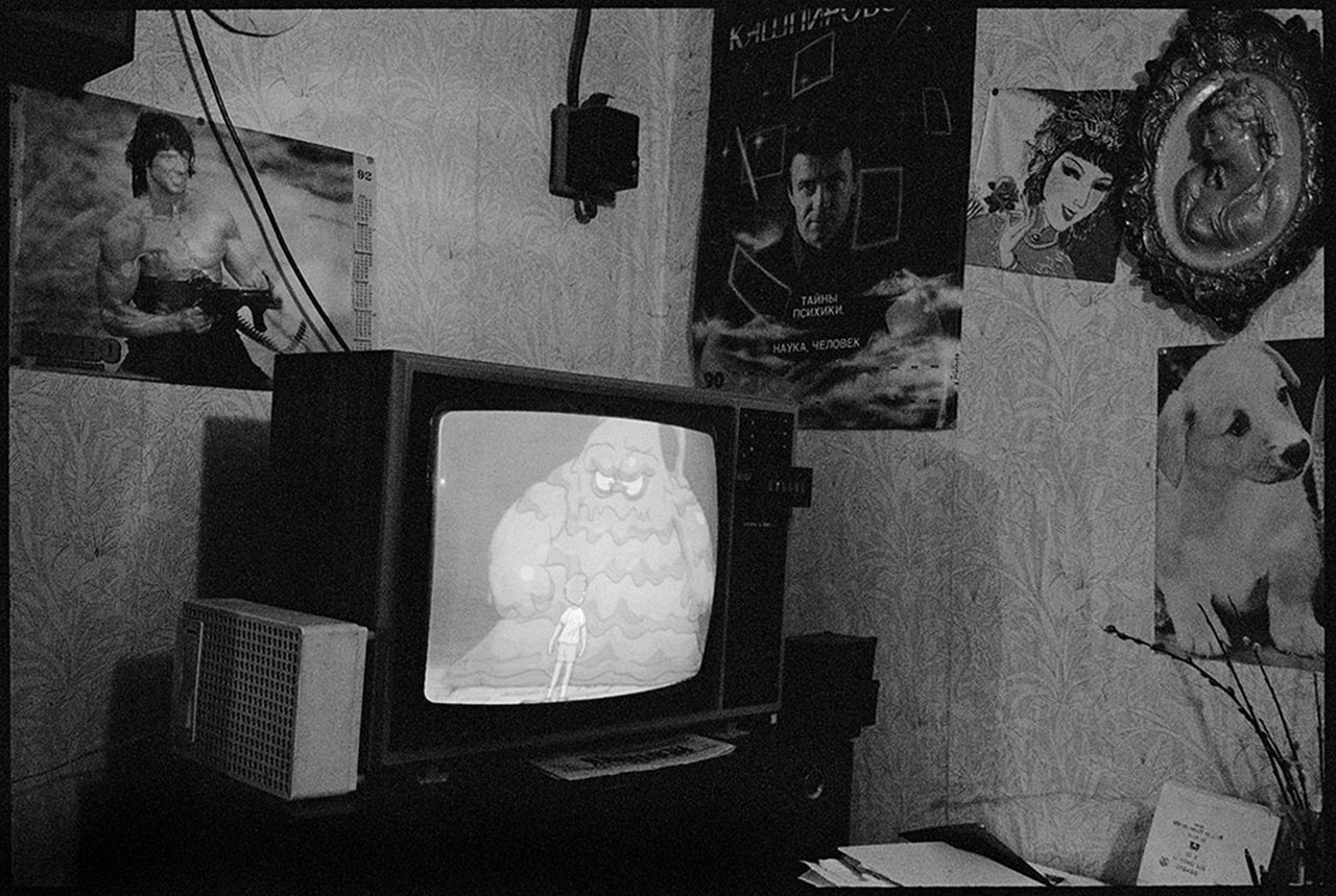 Кинопоиск на старом телевизоре. Телевизор 90х. Комната 90х с телевизором. Телевизор в Советской квартире. Телевизор 1990 года.