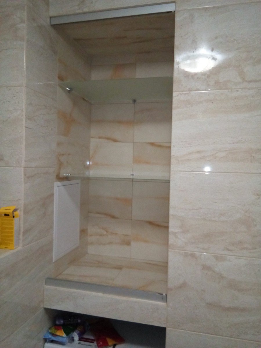 Полки из мрамора в ванной