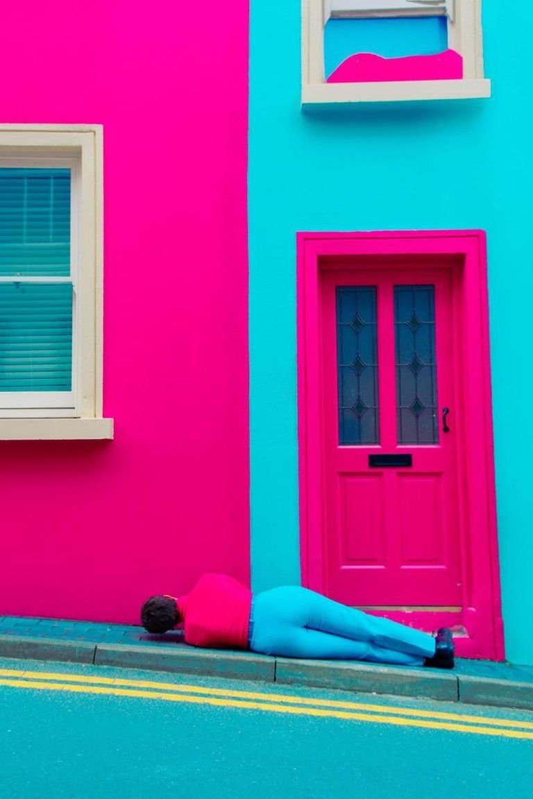Французская песня клип в котором многоквартирный цветной дом