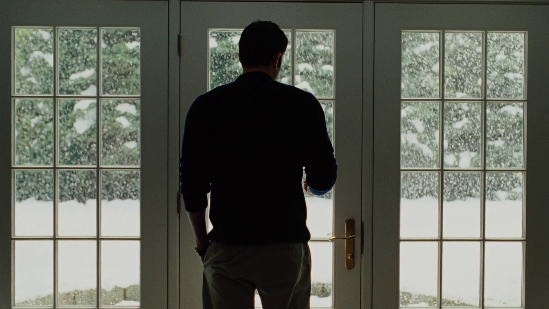 Я стою у открытой двери. Мужчина у окна. Человек за окном. Одинокий парень у окна. Мужчина спиной у окна.