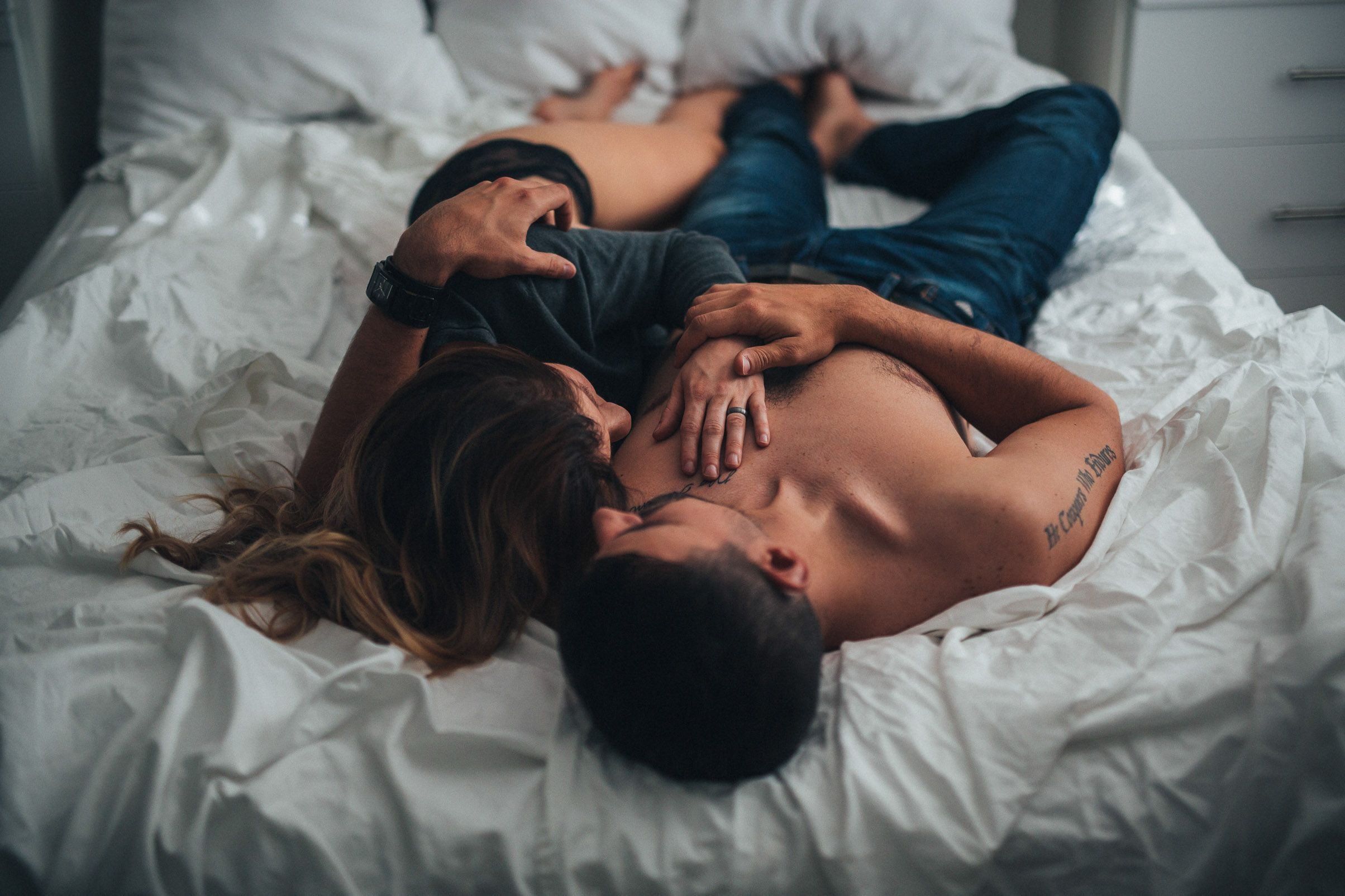 Фото девушки и мужчины в кровати