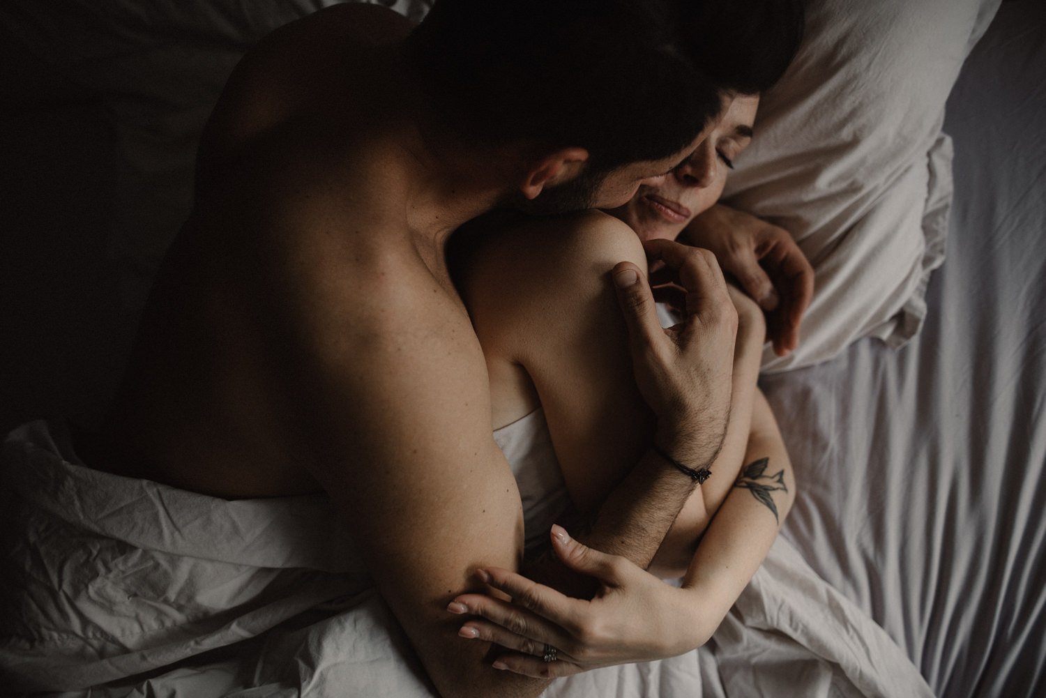 Мужчина обнимает женщину в кровати фото