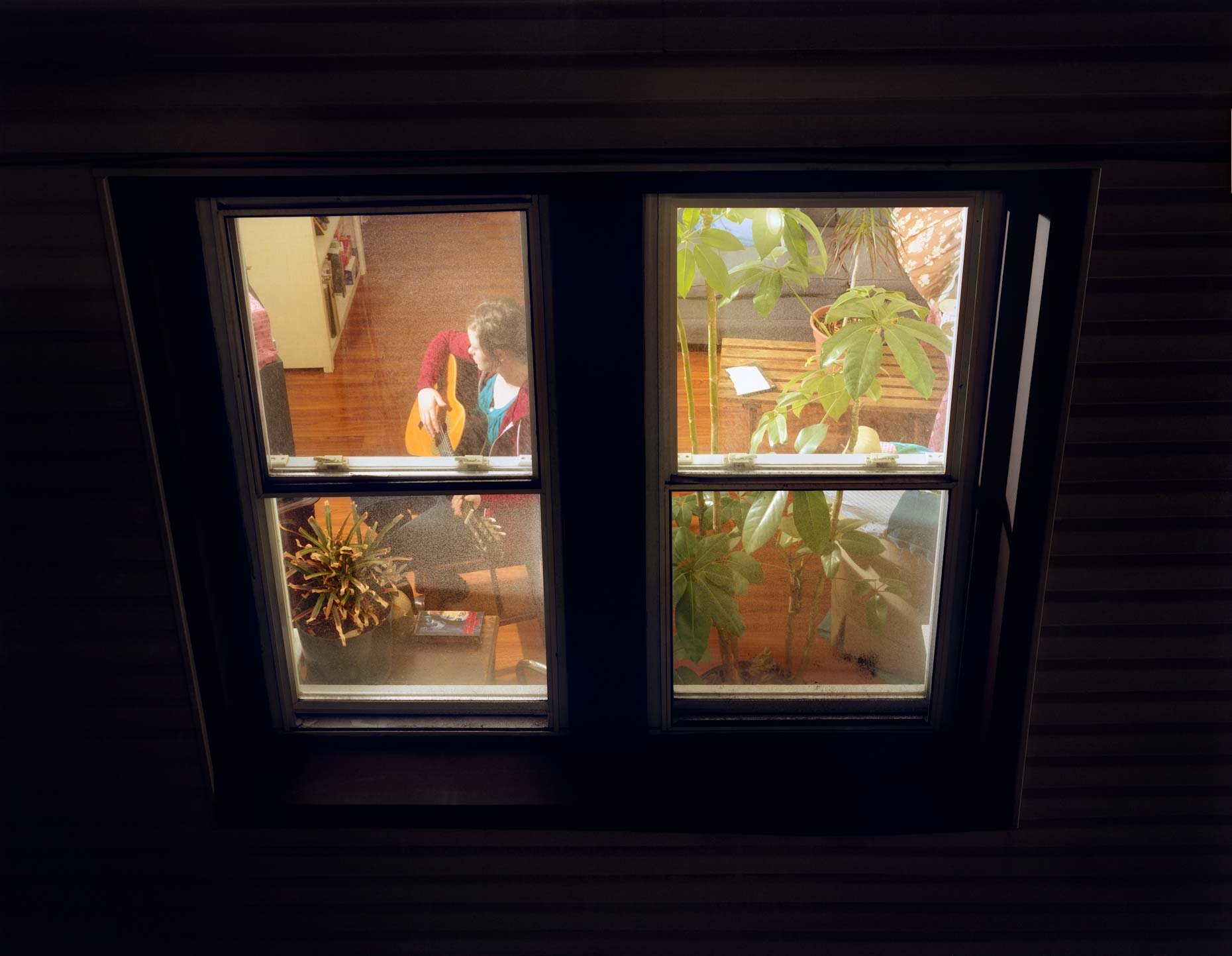 Подглядывание за соседями. Подсмотренное в окнах домов. Заглядывает в окно. Домик через окно.