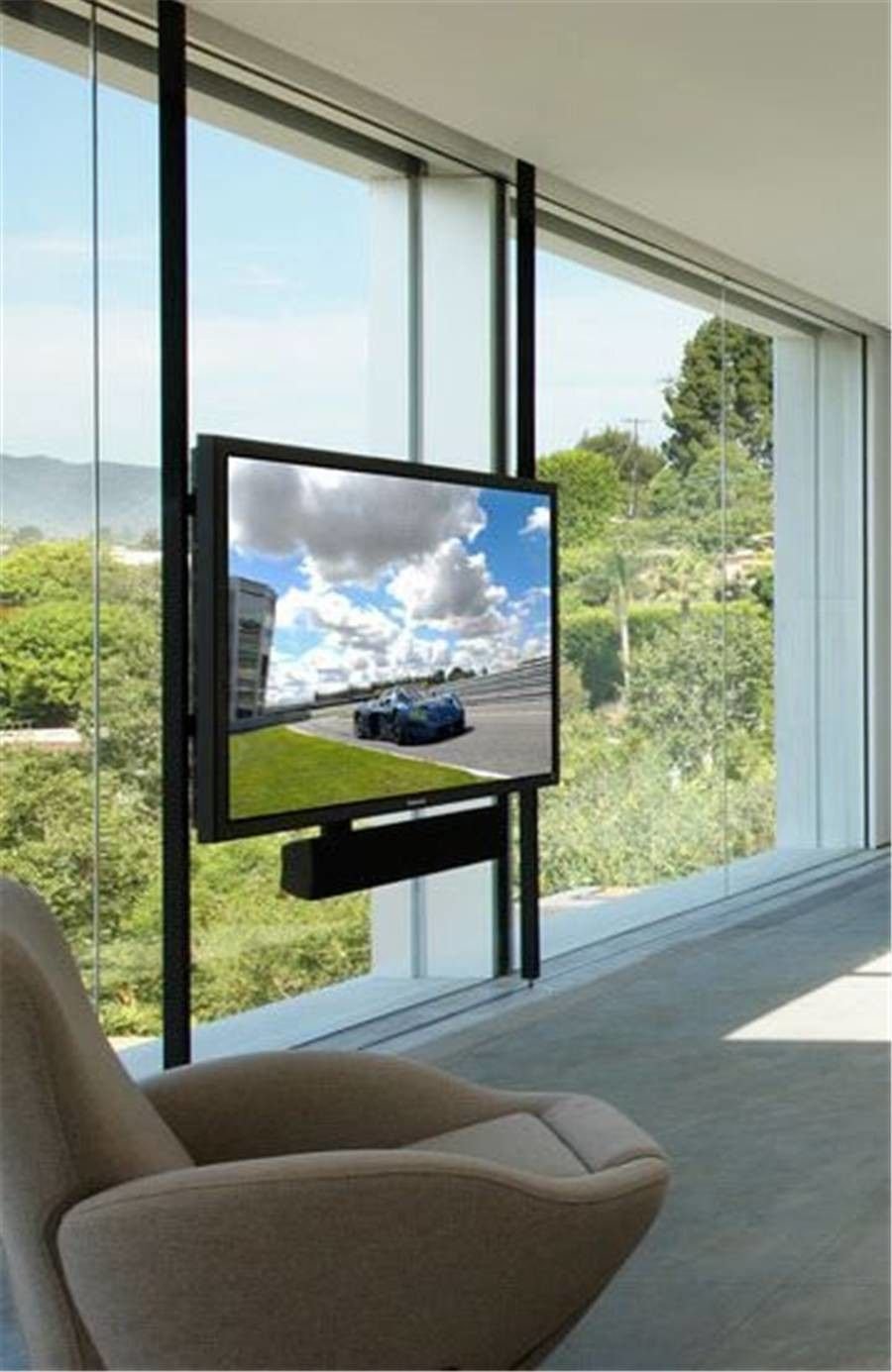 Телевизор у панорамного окна