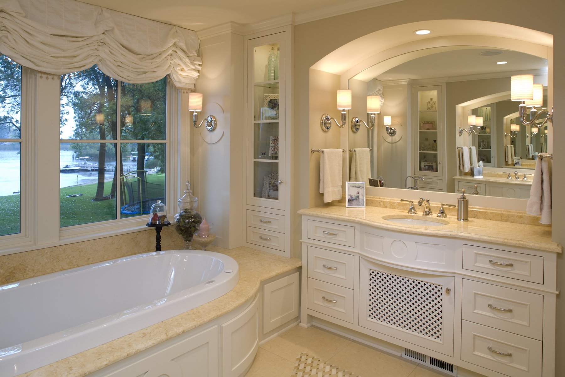 Мебель ванна встроенная для ванной. Красивые Ванные комнаты. Ванная в классическом стиле. Ванная с окном. Ванная комната в частном доме.