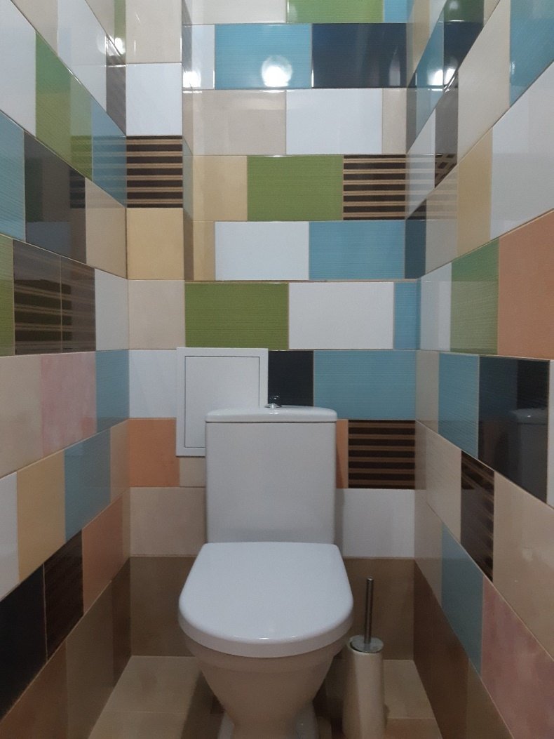Разноцветная плитка в туалете