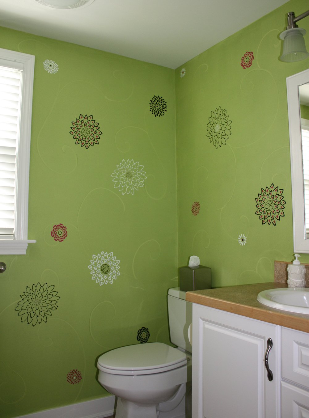 Какой краской можно покрасить в ванной. Декор стен в ванной краской. Покраска стен в ванной. Покрашенные стены. Варианты покраски ванной.