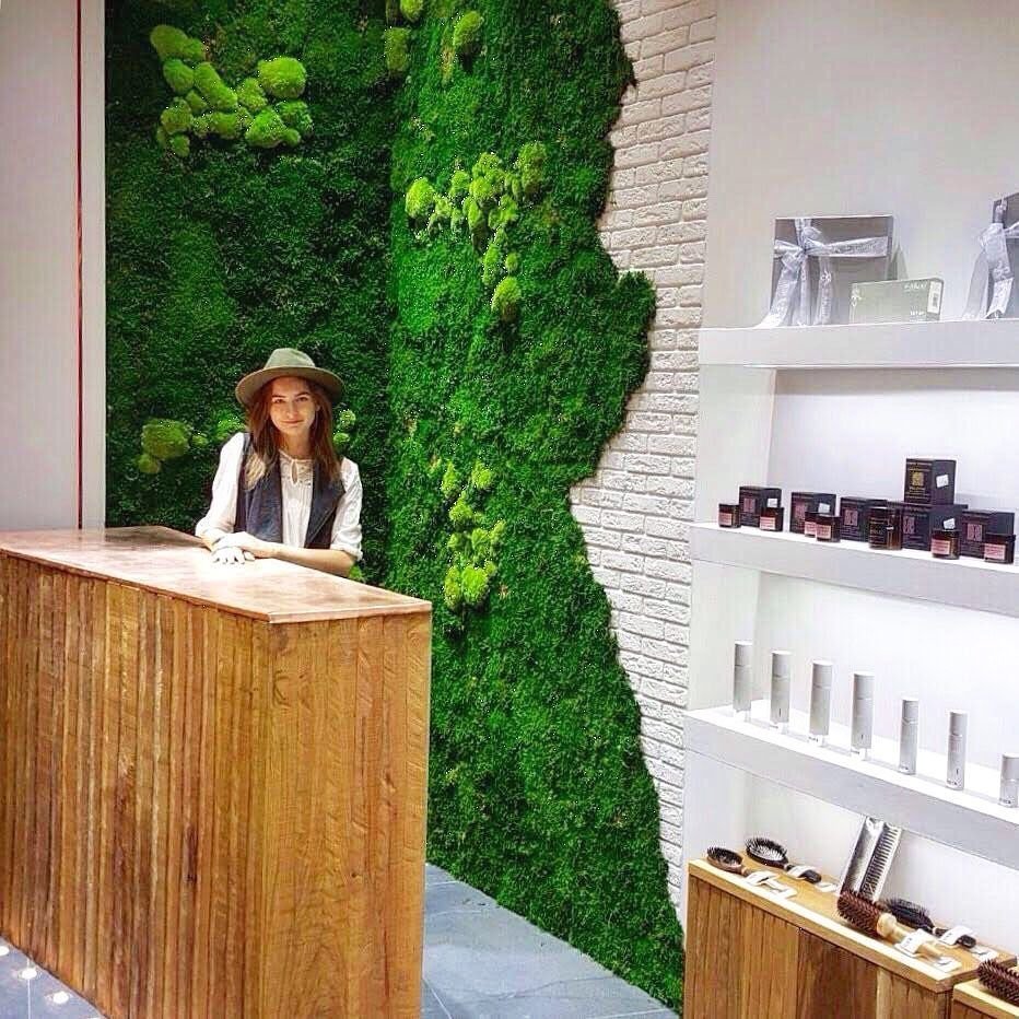 Стена из мха на балконе