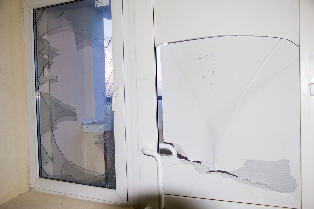 Сломано окно пластиковое. Разбитое пластиковое окно. Разбитый стеклопакет. Треснутый стеклопакет. Разбитое окно ПВХ.